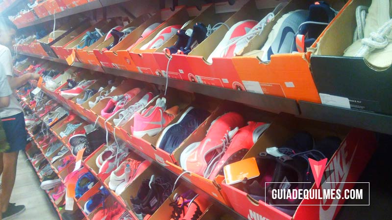Estanterias de Zapatillas Nike en Jumbo Quilmes