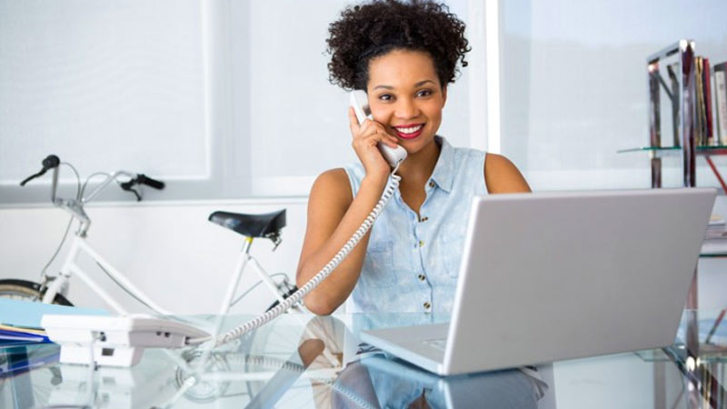 image of Mujer emprendedora hablando por telefono