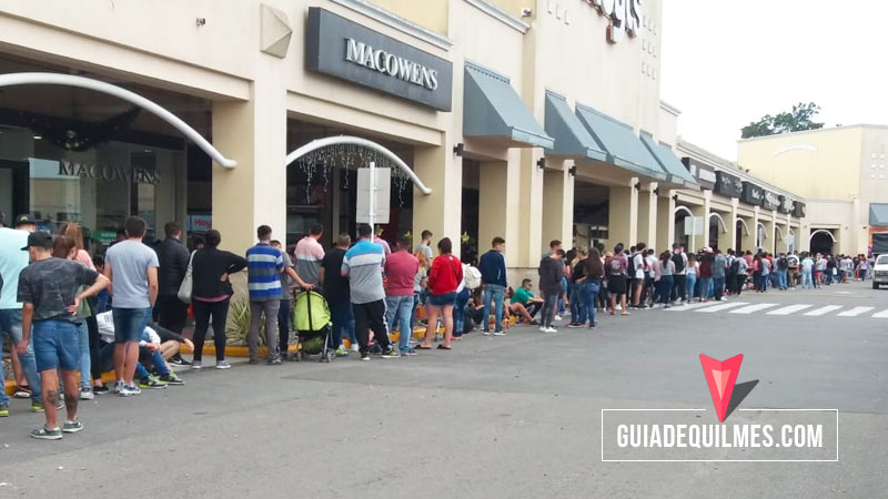 Cientos de personas esperando ingresar a Nike Quilmes Factory