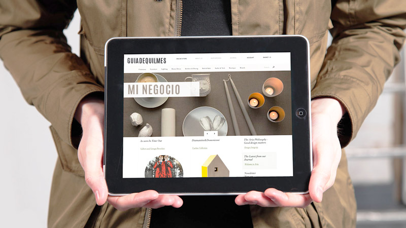Hombre sosteniendo una tablet